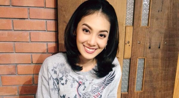 ละคร หนึ่งด้าวฟ้าเดียว 2561 "ภายใต้ใบหน้าหวานล้ำปานสตรีที่ซ่อนอยู่หลังหน้ากาก 'ขันที' แห่งวังหลวง" คือความแค้นที่สลักลึกและภารกิจลับที่ขันทองต้องแบกรับ ท่ามกลางกลิ่นอายสงครามที่คืบคลานเข้าสู่กรุงศรีอยุธยาและเล่ห์เหลี่ยมของเหล่าขุนนางโฉด ใครจะคาดคิดว่ารหัสลับในกลบทของแม่หญิงจอมแก่นอย่าง 'แมงเม่า' จะนำพาเขาไปพบกับทั้งเงื่อนงำการตายของครอบครัวและหัวใจที่ไม่อาจครองคู่ เมื่อแผ่นดินลุกเป็นไฟและกรุงเก่าล่มสลาย เส้นทางรักที่ขนานไปกับรอยเลือดและน้ำตาครั้งนี้ จะไปสิ้นสุดลงที่ขอบฟ้าใหม่แห่งกรุงธนบุรีได้อย่างไร… 23 s 103296 4563