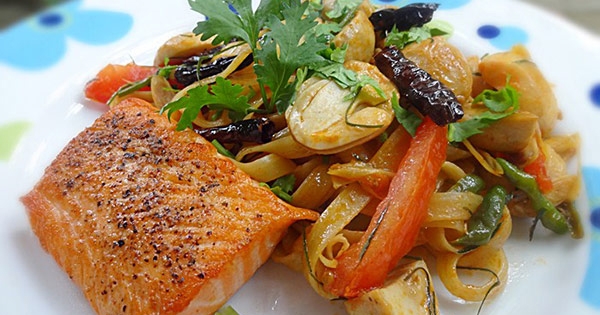 พาสต้าผัดต้มยำแห้ง กับปลาแซลมอน รสเด็ดแบบไทย ๆ อาหารจานเดียว