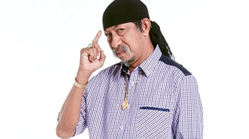 ละคร ลิขิตรักลิขิตเลือด 2549 "25 ปีก่อน กลิ่นคาวเลือดและรอยแค้นพรากพี่น้องฝาแฝดให้แยกจากกัน คนหนึ่งเติบโตใต้เงาแห่งความถูกต้องในฐานะมือปราบ อีกคนถูกหล่อหลอมในเงามืดให้กลายเป็นเพชฌฆาตไร้ใจ เมื่อกงล้อแห่งโชคชะตาเหวี่ยงพวกเขากลับมาพบกันในสมรภูมิที่หัวใจและความภักดีถูกทดสอบ… มีเพียงหยดเลือดและปลายกระบอกปืนเท่านั้น ที่จะตัดสินว่าใครคือผู้เหลือรอดในเกมแค้นครั้งนี้" 8 s 91507 7543