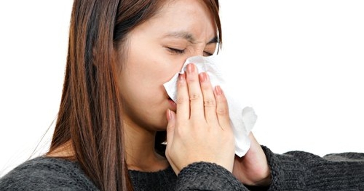 Заложенность носа без чихания. Девочка чихает. Девушка чихает от пыли. Sneeze ТРАНСКЛ. Заложенный нос от гриппа.