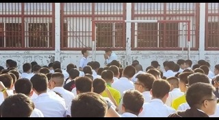 ครูกราบนักเรียน