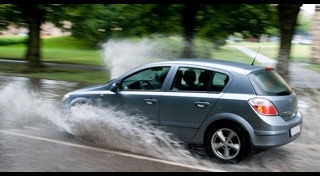 ขับรถหน้าฝน