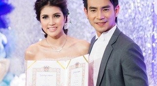 เพี๊ยช กนกลดา