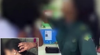 นักเรียนตบกัน