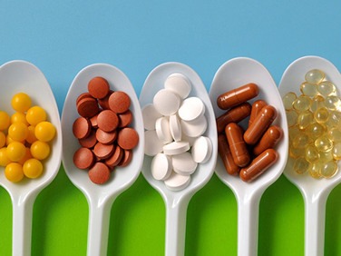 .วิตามินที่ห้ามกินพร้อมกัน ไม่ควรกินคู่กันมีอะไรบ้าง อาหารเสริมบางอย่างอาจตีกันได้ ต้องเลี่ยง !.