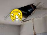 ห้องอาบน้ำแฟลตเพดานทรุด มองดูด้านบนนึกว่าย้อนไปยุคไดโนเสาร์ ก่อนเฉลยเลขห้อง